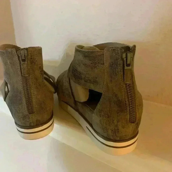 Eileen Fisher Metallic Sandals - Picture 5 of 6